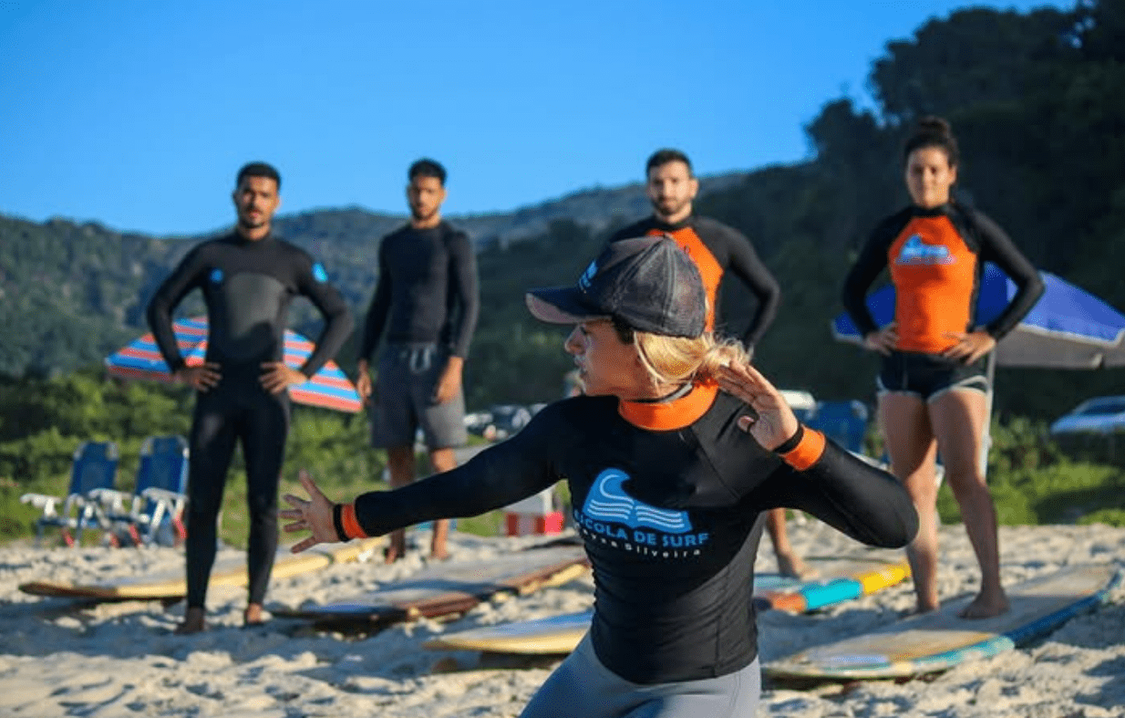 Aula de surf no Canal de Itaipu – Escola Rayza Silveira