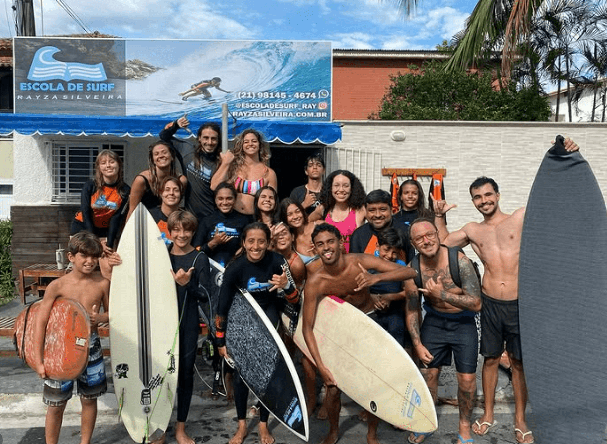 Aula de surf no Canal de Itaipu – Escola Rayza Silveira