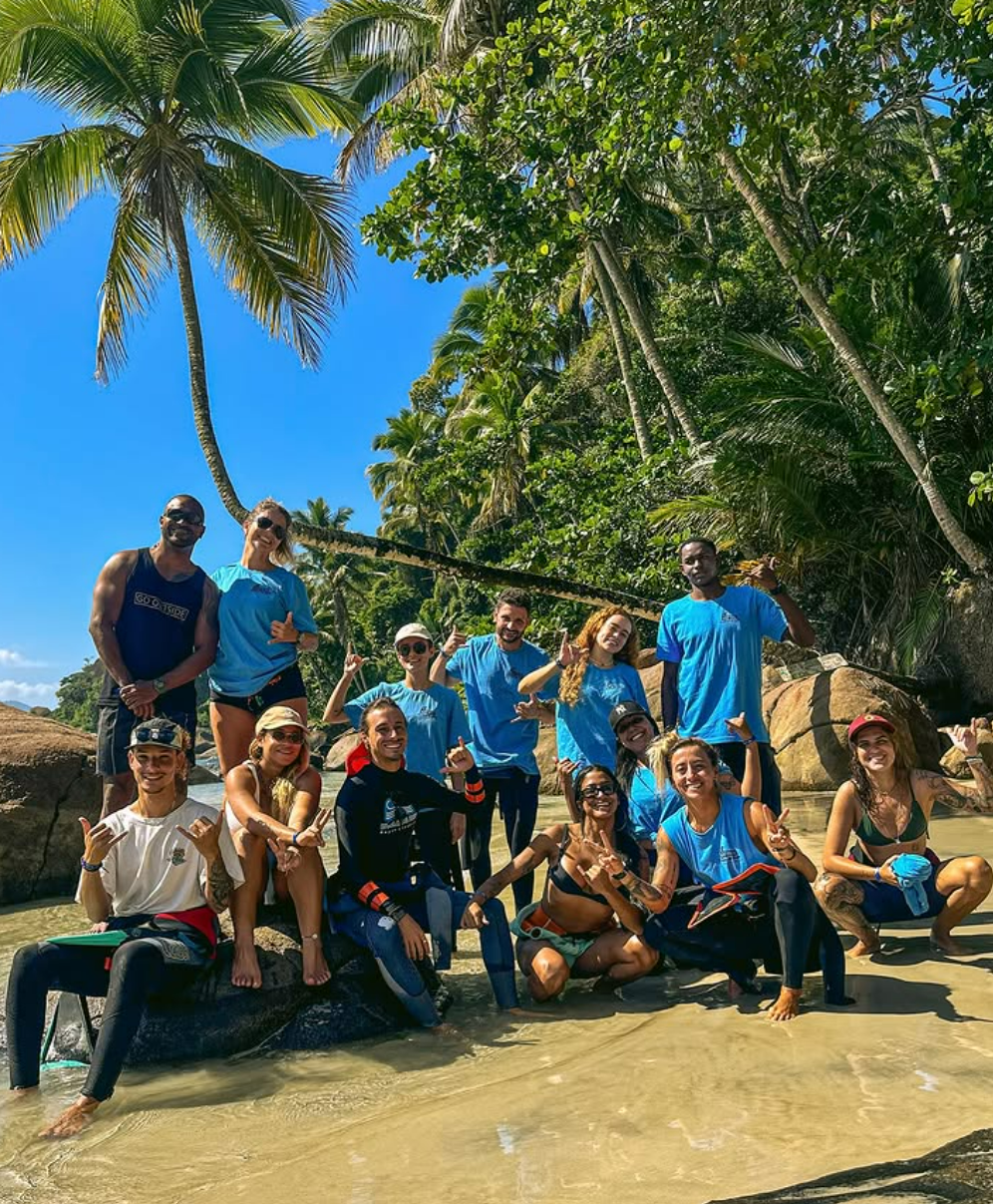 Aula de surf no Canal de Itaipu – Escola Rayza Silveira
